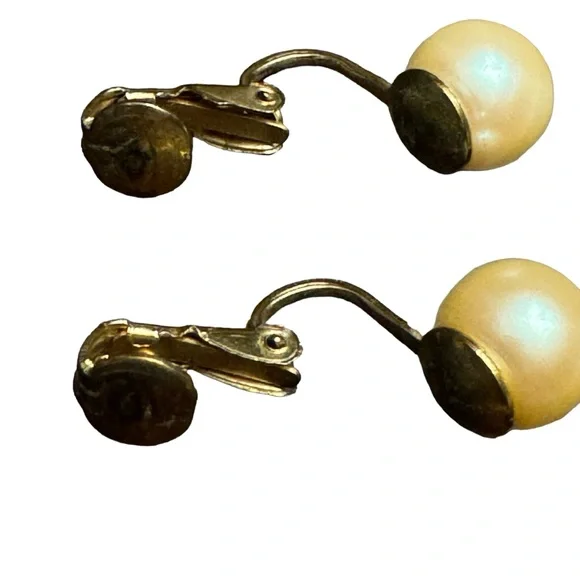 Vintage Gold Tone Faux Pearl Clip On Earrings - Picture 5 of 6